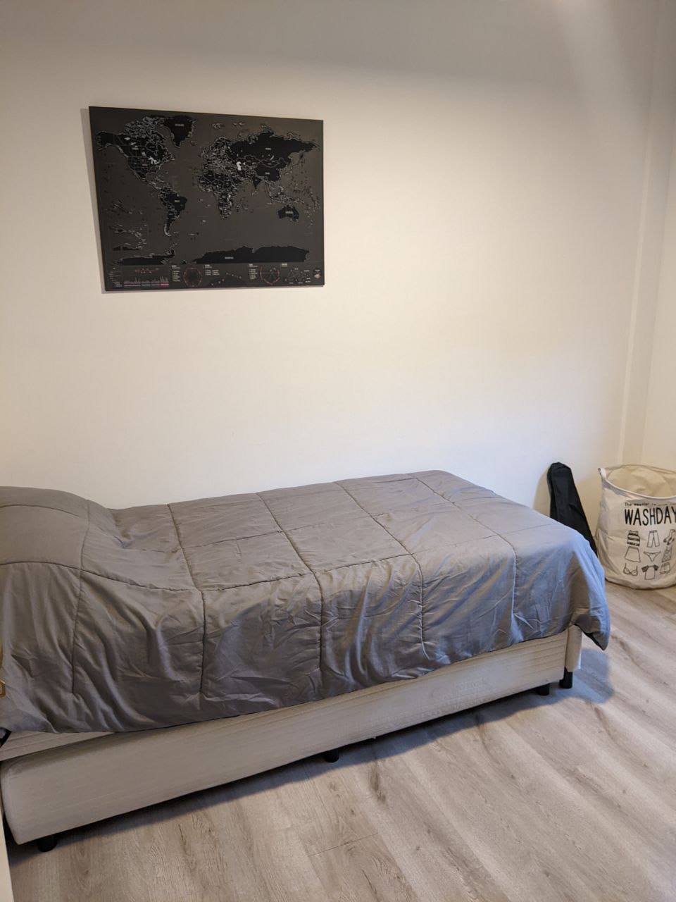 Cuarto secundario con cama simple